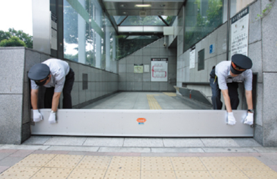 地下鉄出入口に設置する着脱式の止水板の写真