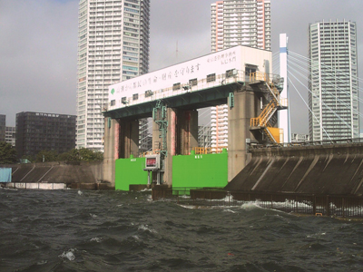 水位観測を行っている水門の写真