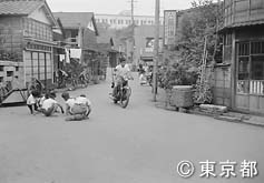 道路で遊ぶ子供たち