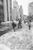 大雪のため有楽町で雪かき