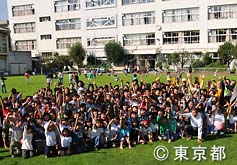 校庭芝生化　子供たちは大歓声