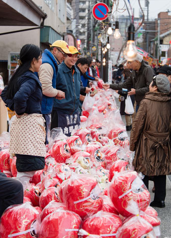 「青梅だるま市」の写真です