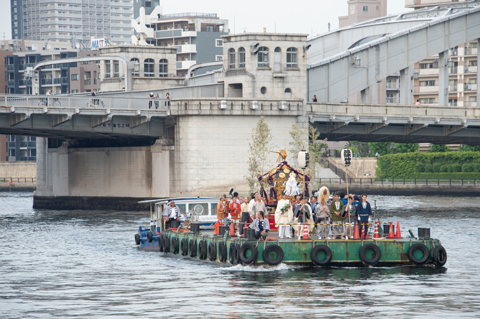 「つきじ獅子祭　宮神輿船渡御」の写真です