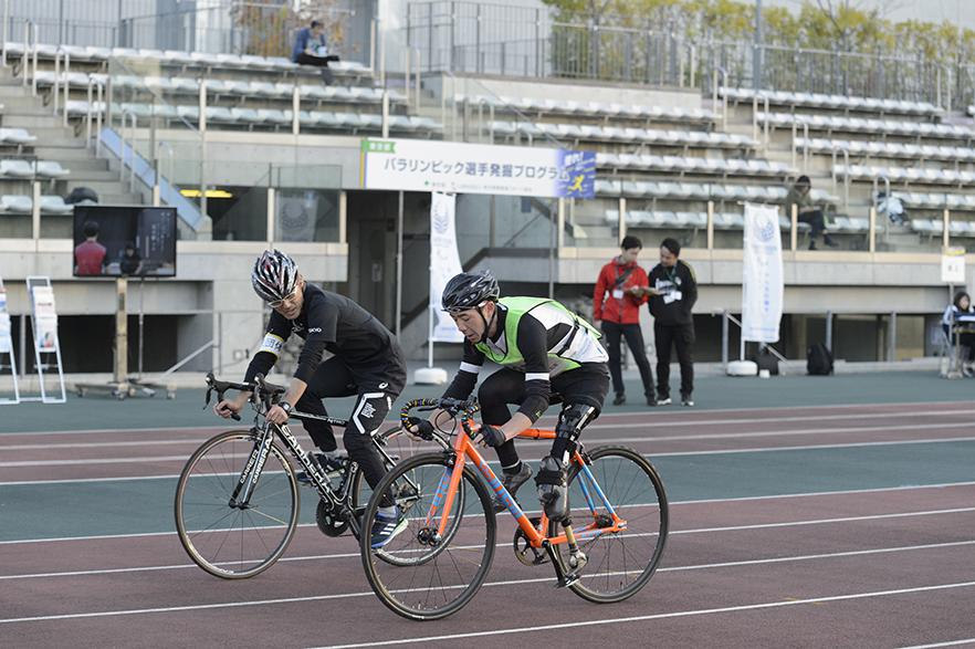 An aspiring para athlete experiences cycling with a trainer