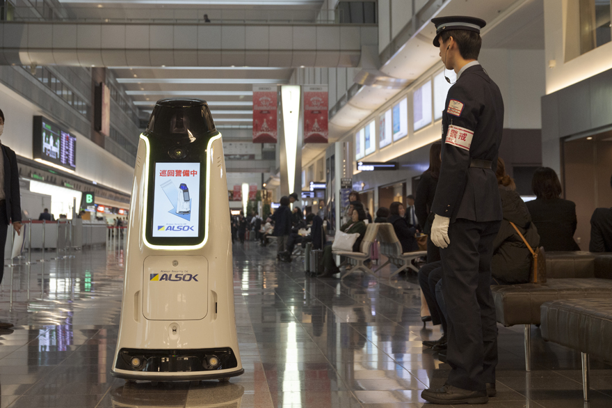 「羽田空港における警備・案内等ロボット実証実験」の写真です