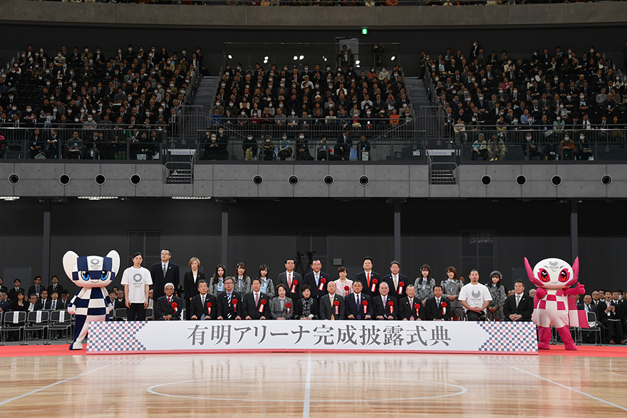 Image of a ceremony at the arena with spectators and the Tokyo 2020 mascots