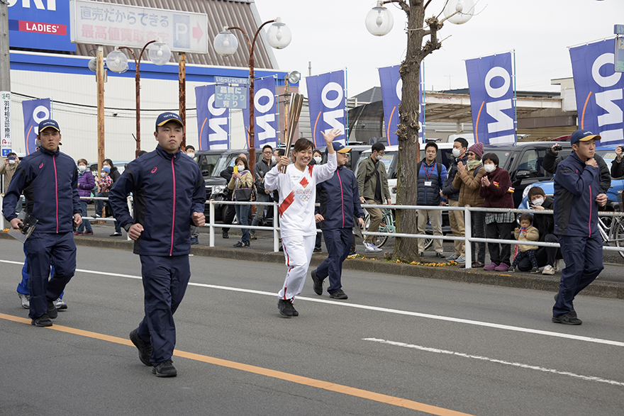 Image of a torchbearer and escorts at the relay rehearsal