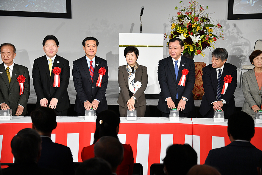 環状七号線地下広域調節池工事のシールドマシン発進式の写真です