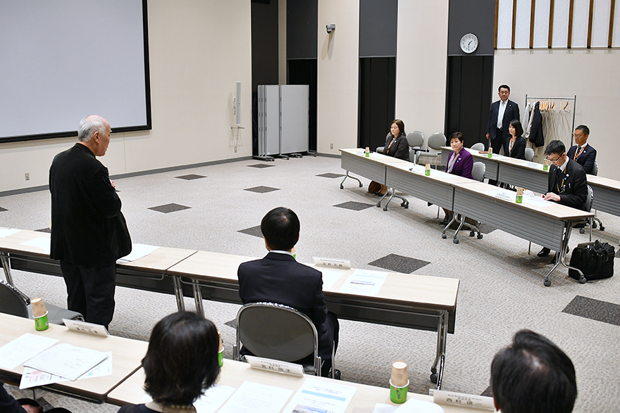 Image of the Governor in a meeting