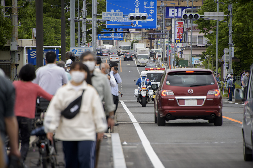 「台風19号で被災した甲州街道日野橋の交通開放」の写真です