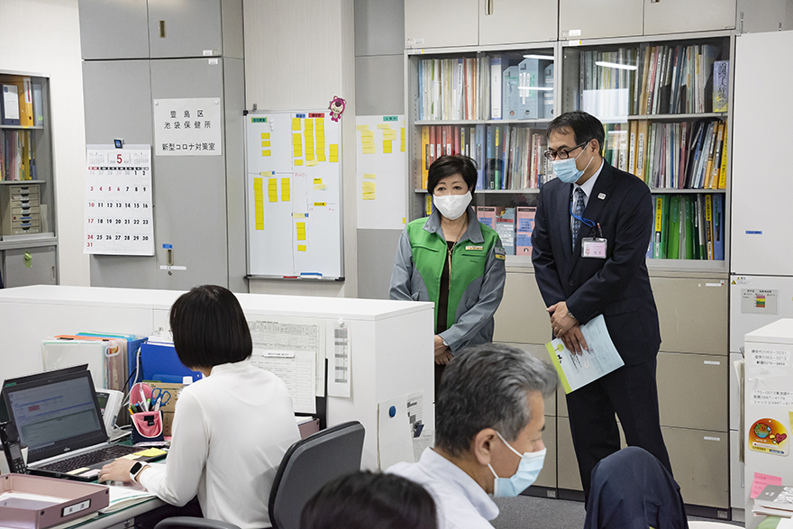 「知事の豊島区池袋保健所視察」の写真です