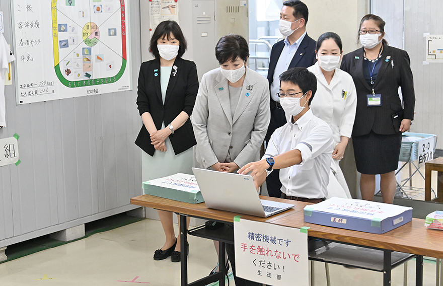 「知事の視察（東京都立南多摩中等教育学校）」の写真です