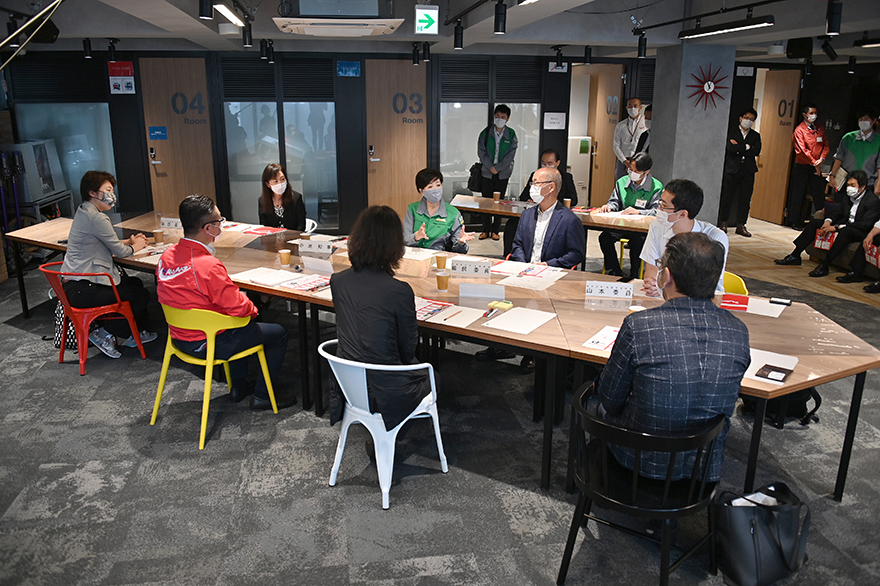 「知事の視察（東京の中小企業振興を考える有識者会議：ガレージスミダ）」の写真です