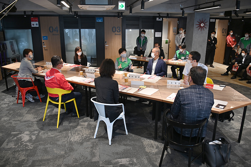 Image of the Governor speaking with experts at a table