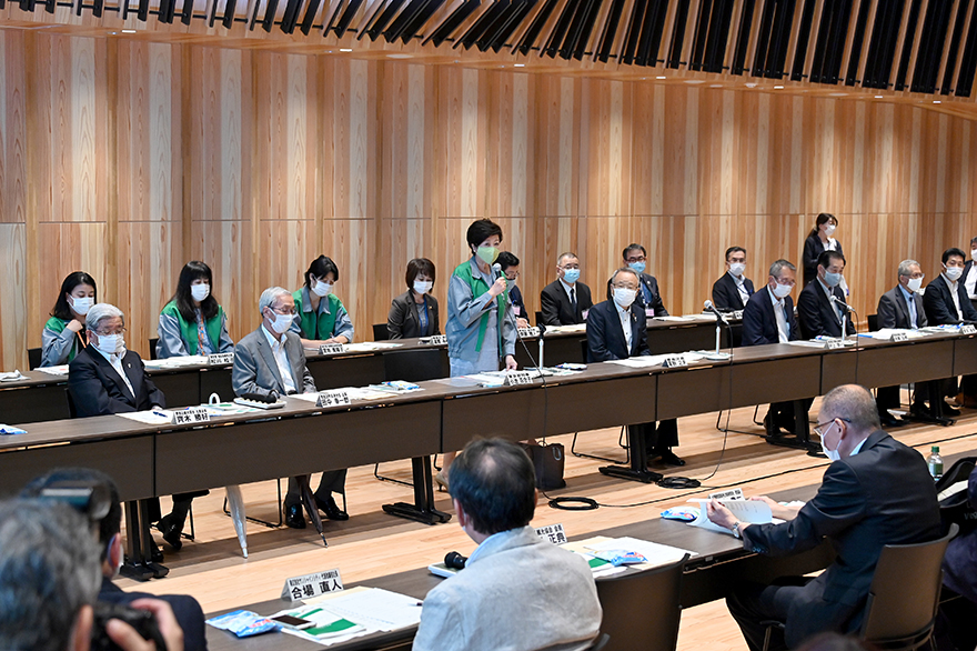 小池知事が会議室で発言している写真です