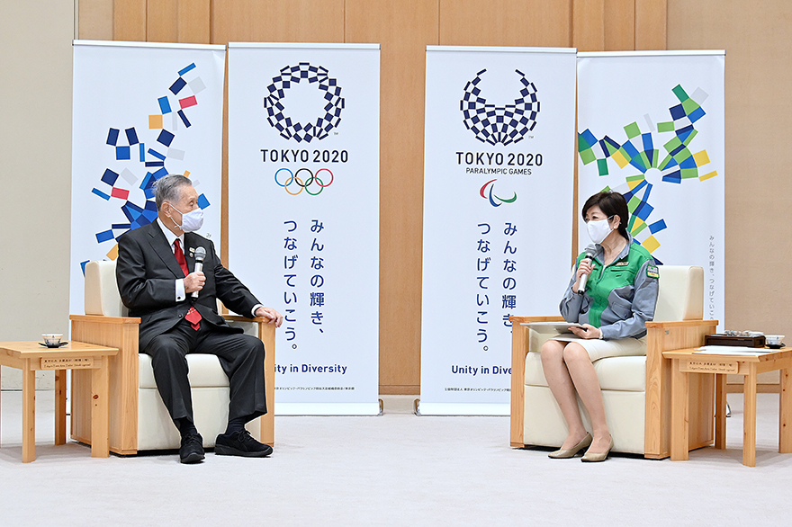 Image of Governor Koike speaking with Mr Mori