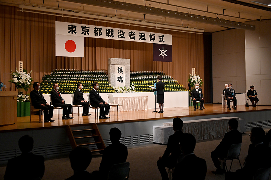 Image of Governor Koike speaking at the service