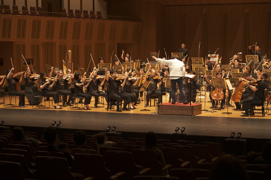 「東京都交響楽団による演奏」の写真です