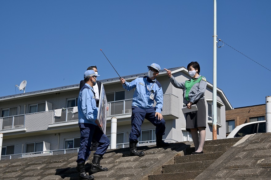 「小池知事が等々力排水樋門の説明を受けている」写真です