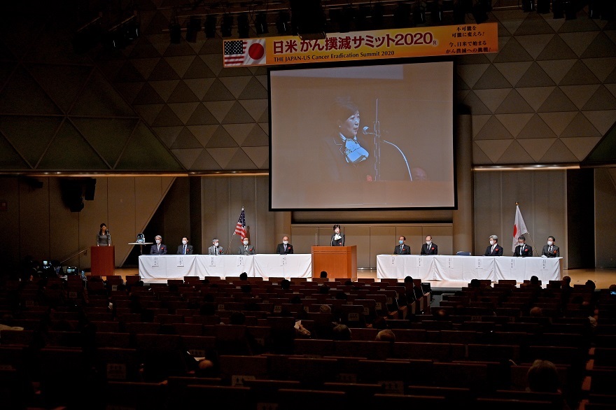 「日米がん撲滅サミットにて知事が挨拶している」写真です