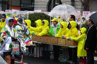 小中学生とともにランナーへバナナを配給