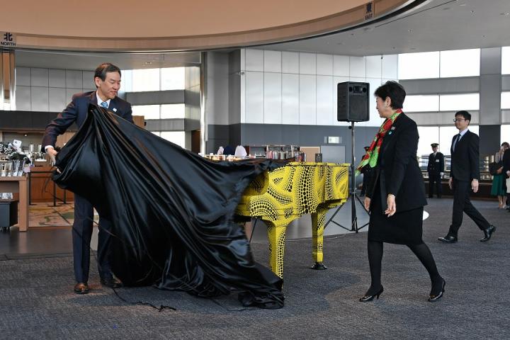 お披露目をする小池知事と武市財務局長（左）