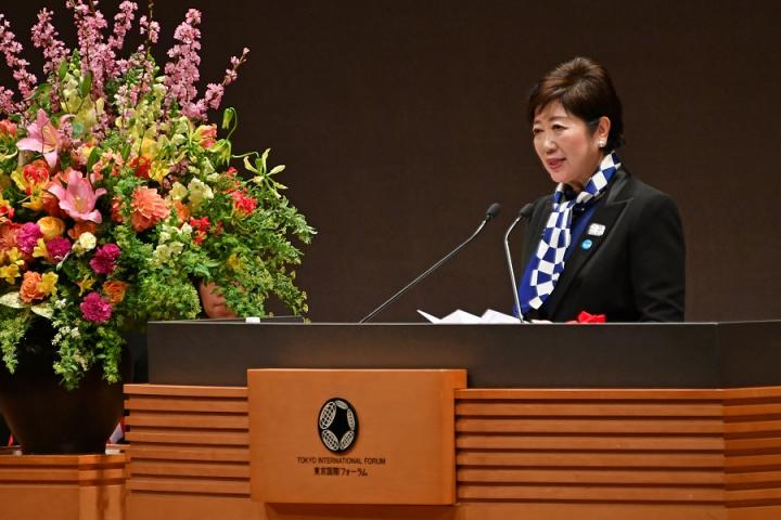 祝辞をおくる小池知事