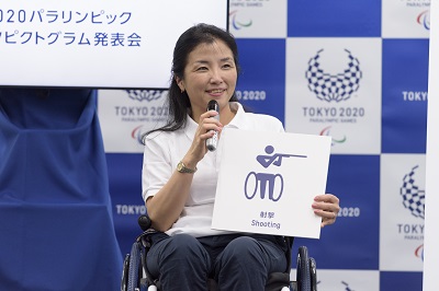 射撃のパネルを持つ田口さん