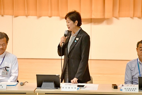 挨拶する小池都知事