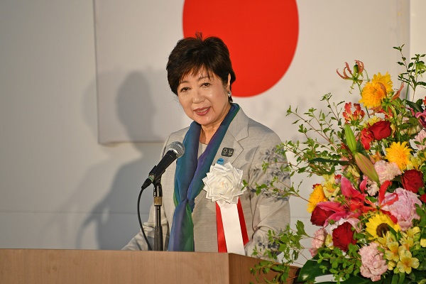 挨拶する小池都知事