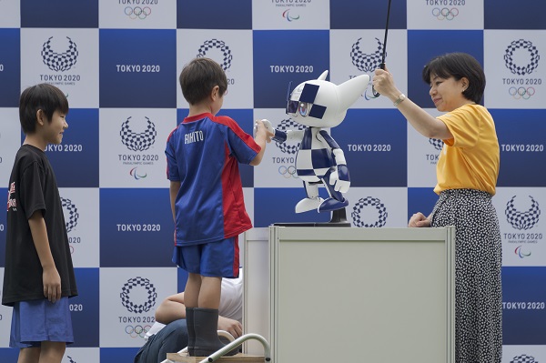 マスコットロボットと握手