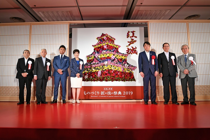 開幕を記念して組子の建具とフラワーアートの共創作品が披露された