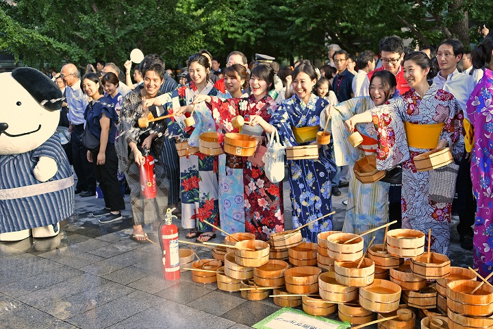 大丸有地区の就業者などおよそ1,000人が参加