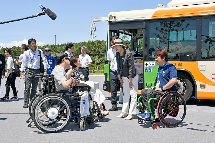 車いすでのバス乗降の感想を聞く小池都知事