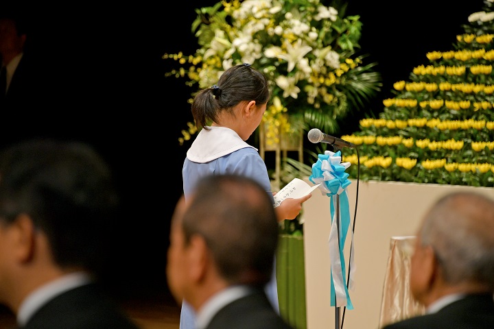 追悼のことばを述べる戦没者遺族代表