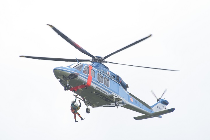 救出・救助訓練では、ヘリコプターの「ホイスト救助」も実施