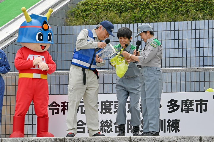 トークイベントで話す小池都知事