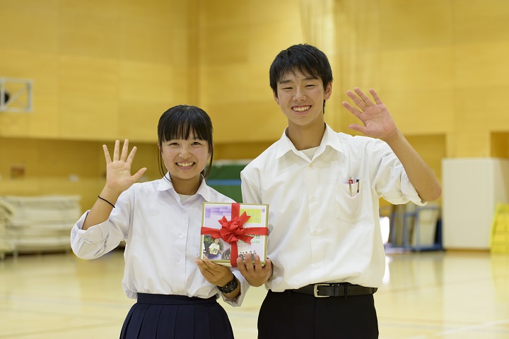 豊葉の杜学園からの記念品を手にしている写真