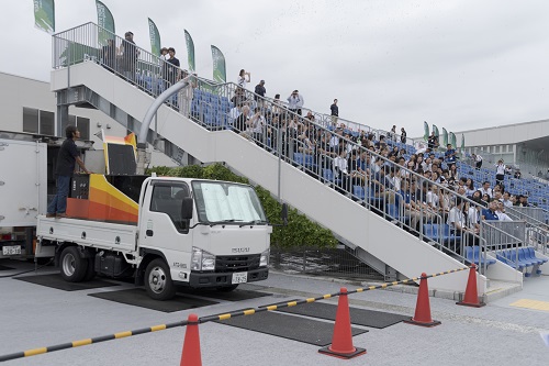 降雪機とスタンドの写真