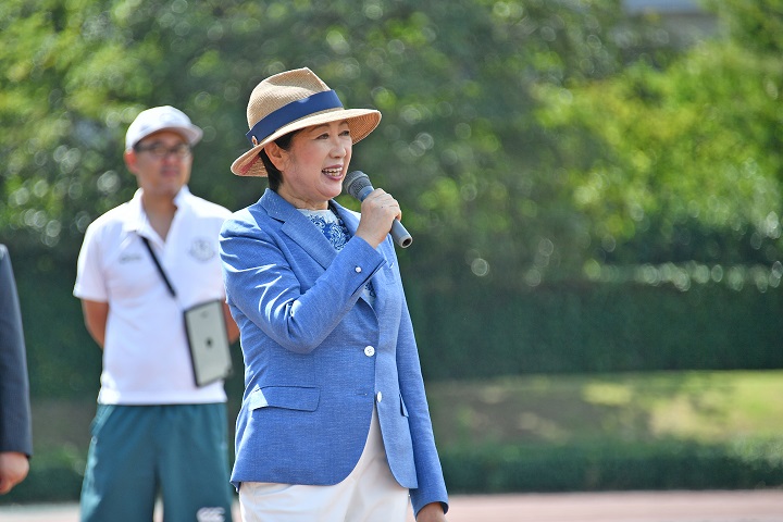 挨拶する小池都知事の写真