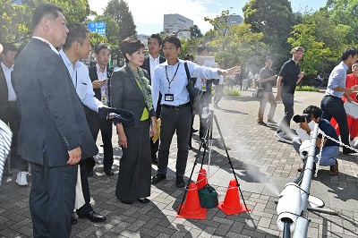 視察する知事2