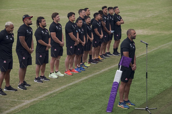 ラグビー日本代表チームが一列に並ぶ写真