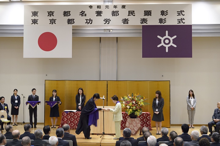 知事から名誉都民称号記などを授与される赤松さんの写真