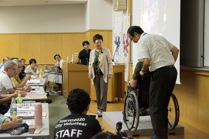 車椅子利用者などへの対応を実践的に学ぶ様子の写真