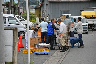 物資を運ぶ人の写真