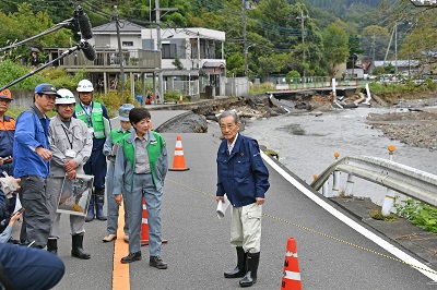 視察する知事2