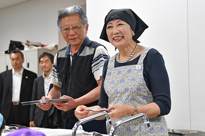 調理する知事の写真