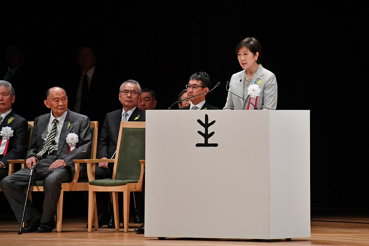 挨拶する小池都知事の写真