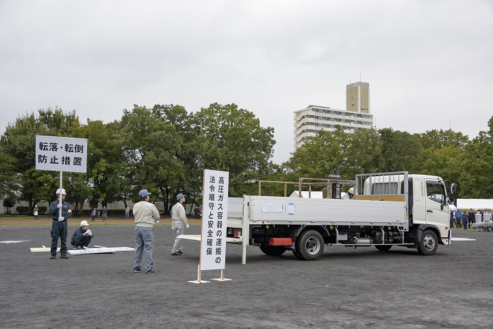 「高圧ガス容器の運搬の法令遵守と安全確保」の訓練の写真