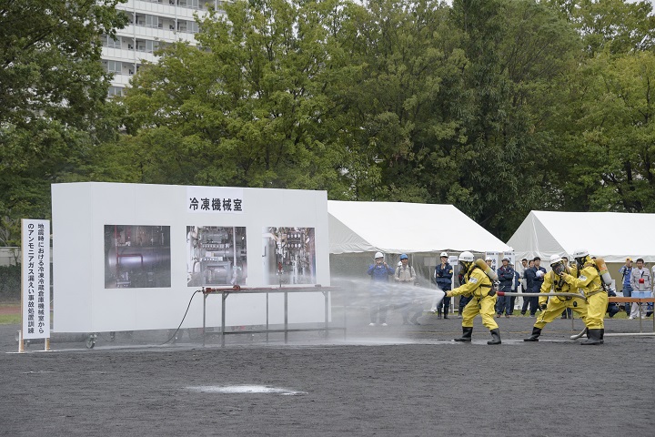 「地震時における冷凍冷蔵倉庫機械室からのアンモニアガス漏えい事故処置訓練」の写真